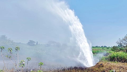 कोल्हापूर : अज्ञातांनी खोडसाळपणाने फ्लँज काढल्याने थेट पाईपलाईनला गळती