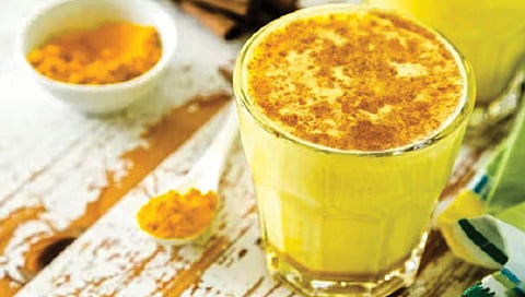 turmeric milk : एक चिमूटभर हळद दूधात मिसळून प्या अन् मोठा फायदा मिळवा…