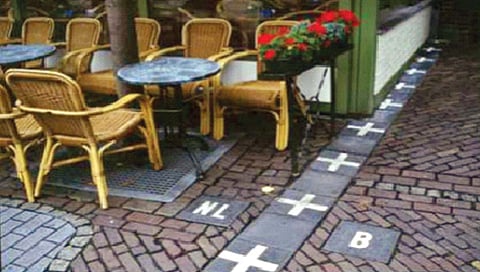 ‘इथे’ लोक चहा पिण्यासाठी जातात दुसर्या देशात !