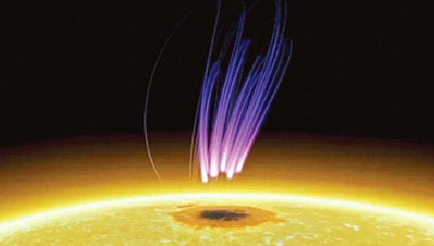 सूर्यावर प्रथमच दिसला ‘ऑरोरा’