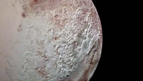 प्लूटोवर बर्फाचा फवारा करणारा ज्वालामुखी