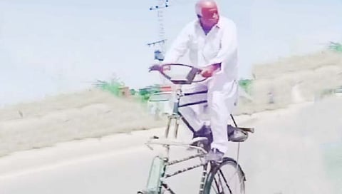 Double Decker Cycle : आजोबांची डबलडेकर सायकल!