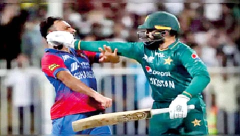 मैदानात राजकारण कशाला?