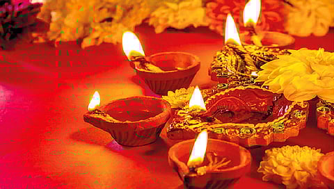 उत्सव : ज्ञानदीप उजळू दे!