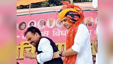 भर सभेत ढसाढसा रडले आमदार