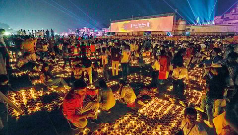 Ayodhya Deepotsav : २१ लाख दिव्यांनी अयोध्या उजळली; गिनीज बुकात नोंद