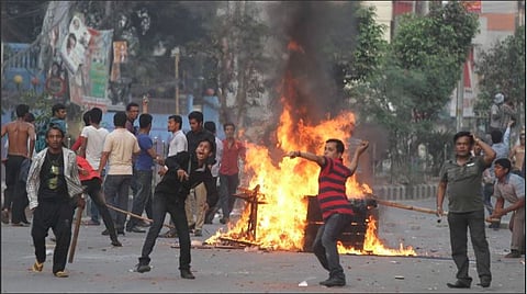 शेजारी बंगलादेशात हिंसाचाराचा आगडोंब; २ ठार; विरोधी नेत्यांना तुरुंगात डांबले | Violence in Bangladesh