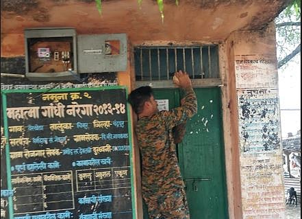 ग्रामपंचायत कार्यालयात कोंडले