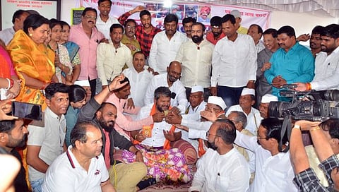 नाना बच्छाव यांना सरबत देताना वारकरी(छाया: हेमंत घोरपडे)