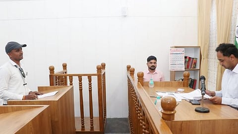 Jalgaon News : केळी पीक विमा, २५ टक्के अग्रीम नुकसान भरपाई दिवाळीपूर्वी द्यावी : जिल्हाधिकारी आयुष प्रसाद