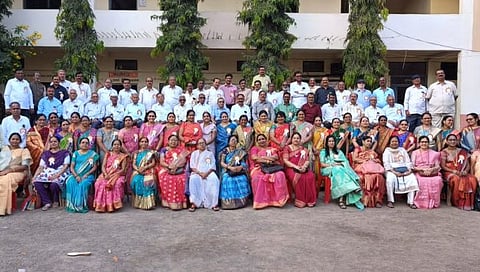 धुळे : तब्बल 43 वर्षांनंतर वर्गमित्र आले एकत्र; माजी विद्यार्थ्यांचा मेळावा