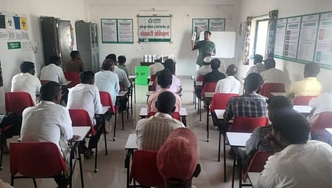 धुळे : शेतकऱ्यांना आधुनिक पद्दतीने भाजीपाला लागवडीचे प्रशिक्षण