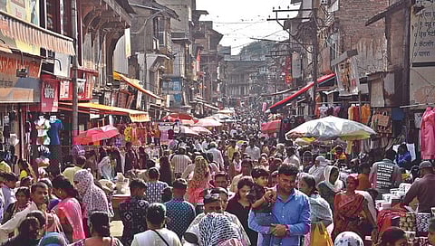 नाशिक : बाजारपेठेतील खरेदीसाठी झालेली ग्राहकांची गर्दी(फोटो-रुद्र)