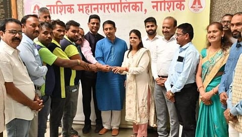 Nashik News : कचऱ्यात सापडलेली हिऱ्याची अंगठी घंटागाडी कर्मचाऱ्यांनी केली परत