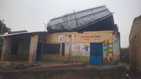 धुळे : पिंपळनेरसह परिसरात अवकाळी पावसाचा तडाखा, शाळेचे उडाले पत्रे