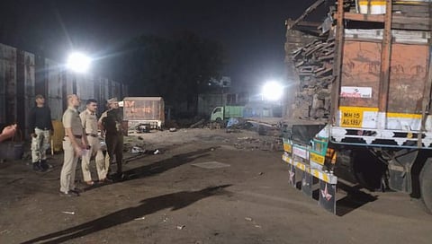 धुळ्यात ट्रकतोडीचे रॅकेट चालवणाऱ्या वीस दुकान मालकांना दणका; 77 लाखांचा ऐवज जप्त