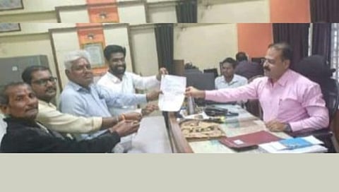 धुळे : विमा कंपनीच्या मनमानी विरोधात निवेदन; ठिय्या आंदोलनाचा दिला इशारा