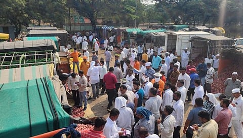 Nashik Onion Price : लासलगावी कांदा ४०० रुपयांनी घसरला