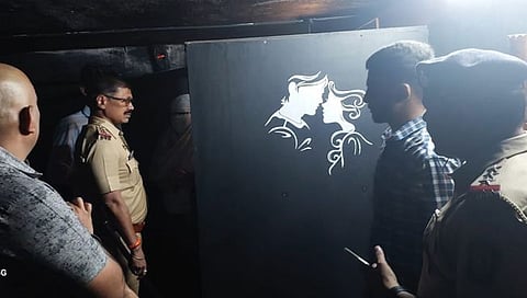 नाशिक : कॅफेच्या नावाखाली प्रेमीयुगुलांचा अड्डा, दिंडोरी पोलिसांची कारवाई