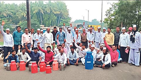 Nashik News : चाळीस रुपये दरासाठी नदीत दूध ओतून आंदोलन