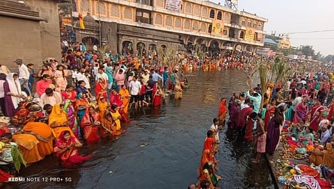 Nashik News : छटपूजेनिमित्त फुलला गोदाघाट, उत्तरभारतीयांची गर्दी