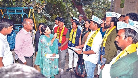 Nashik News : ऐन थंडीत गंगापूरचे पाणी पेटले, परभणीतील आप कार्यकर्त्यांचे थेट धरणावर आंदोलन