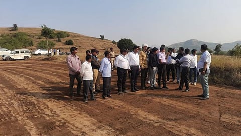 धुळे : राज्यपालांच्या दौऱ्याच्या पार्श्वभूमीवर जिल्हाधिकाऱ्यांकडून हेलिपॅडची पाहणी