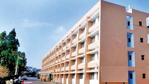 रत्नागिरी : सीईओंच्या खूर्चीवर बसून शिक्षिकेचे फोटोशूट