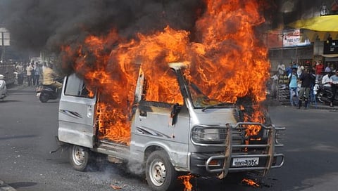 Nashik News : सारडा सर्कलवर धावत्या ओमनी’ने घेतला पेट