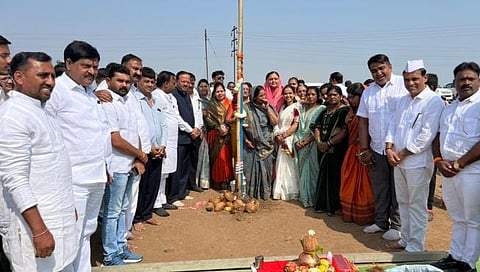 धुळे : श्री. शिव महापुराण कथास्थळी ध्वज पूजन उत्साहात, तयारीला वेग