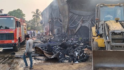 नाशिक : लखमापुर फाट्यावर शाॕर्ट सार्कीटने लागलेल्या आगीत दोन दुकाने जळून खाक