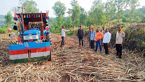 कोल्हापूर : ऊस दरावरून ‘बिद्री’ची ऊसतोड बंद करत ठाकरे गटाच्या कार्यकर्त्यांचे आंदोलन