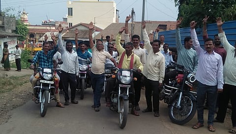 कोल्हापूर : दूधगंगा काठांवरील ग्रामपंचायतींना स्वाभिमानीकडून मोटरसायकल रॅलीद्वारे निवेदन