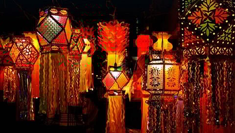 Political Campaign Lanterns : यंदाच्या दिवाळीत राजकीय पक्षांच्या कंदिलांचा खप वाढला