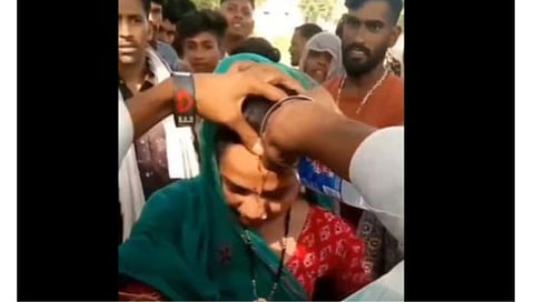 बॉयफ्रेंडसोबत सापडली बायको; पुढे नवऱ्याने केले ते ‘अक्रित’च… (व्हिडिओ व्हायरल)