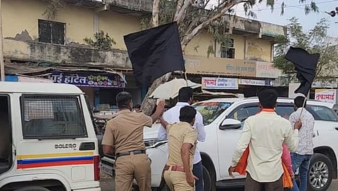 आखाडा बाळापुरात आमदार बांगर यांना दाखविले काळे झेंडे