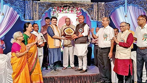 सांगा कसं जगायचं, कण्हत की गाणं म्हणत… भावे पदक स्वीकारत प्रशांत दामले यांचा दिलखुलास संवाद