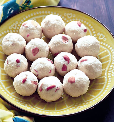 घरी बनवा पनीर-रवा लाडू, जाणून घ्या सोपी रेसिपी