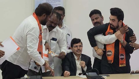 मुंबई विद्यापीठाच्या कुलगुरुंना विदूषकाची प्रतिमा भेट; मनसे विद्यार्थी सेनेचा ठिय्या