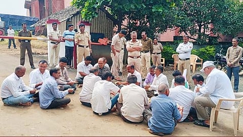 Swabhimani Shetkari Sanghatana protest : ‘स्वाभिमानी’कडून साखर कारखान्यांच्या अधिकाऱ्यांना खर्डा-भाकरीची शिदोरी