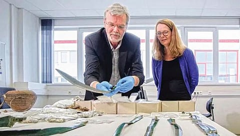 मध्य युगातील चांदीची नाणी, कांस्य युगातील तलवारींचा शोध