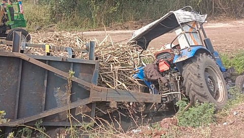कागल : चेक पोस्ट नाक्याजवळ ऊसाने भरलेली ट्रॅक्टर ट्रॉली पलटली, सुदैवाने कोणतीही जीवितहानी नाही