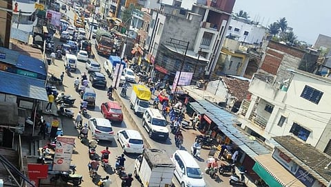 Sugarcane Andolan : कसबा बावडा मुख्य मार्गावर वाहनांची कोंडी; दुतर्फा वाहनांच्या रांगाच रांगा