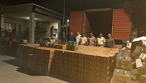 मालेगाव : कारवाईत जप्त केलेला मद्यसाठा.