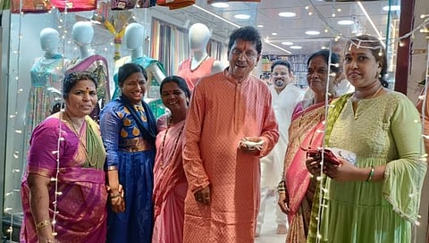 सिंधुदुर्ग : मंत्री केसरकरांनी सावंतवाडीकरांना प्रत्यक्ष भेटून दिल्या दिवाळीच्या शुभेच्छा