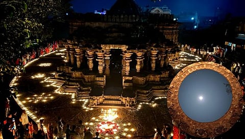 Deepotsav : खिद्रापूर कोपेश्वराच्या वर्तुळाकार चंद्रशीलेशी जुळून आला चंद्रप्रकाश