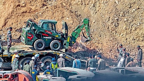 Uttarkashi Tunnel Rescue : उत्तर काशी बोगद्यात मॅन्युअल ड्रिलिंग सुरू; 15 मीटर खोदले