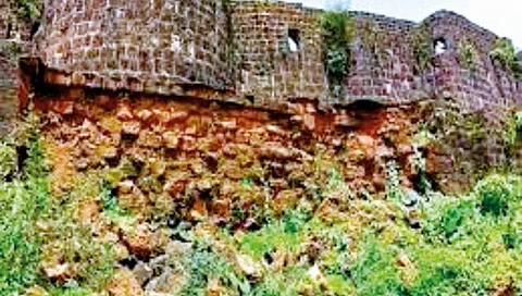 विजयदुर्ग ढासळतोय..!