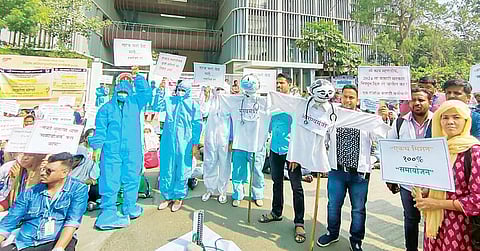 Pune News : पीपीई कीट घालून कर्मचार्यांचे आंदोलन