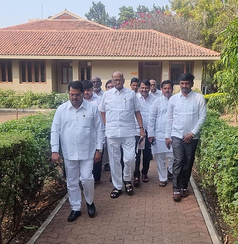 नक्की काय शिजतंय ? शरद पवार-वडेट्टीवार यांची बंद खोलीत चर्चा